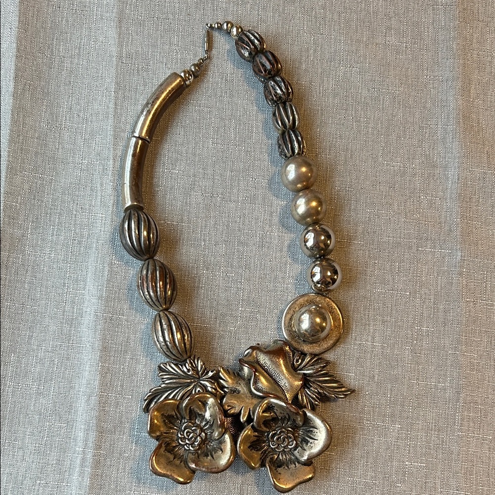 Elegant Silver Floral Necklace
